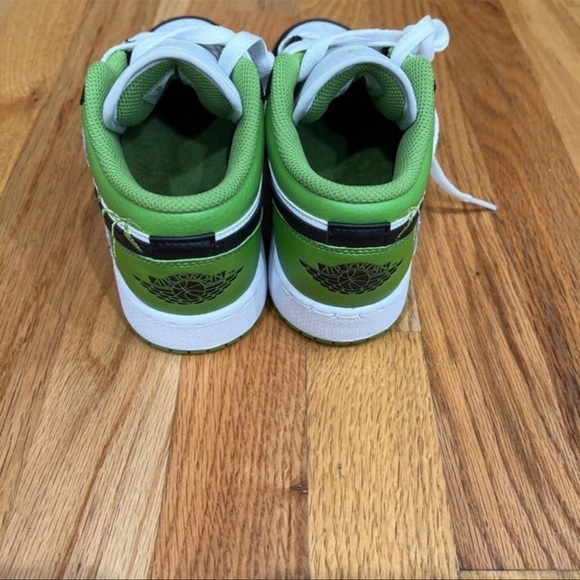 5.5W Air Jordan 1 Low SE Floral Vines (GS) Size 4 youth (5.5 women’s) - Picture 8 of 8